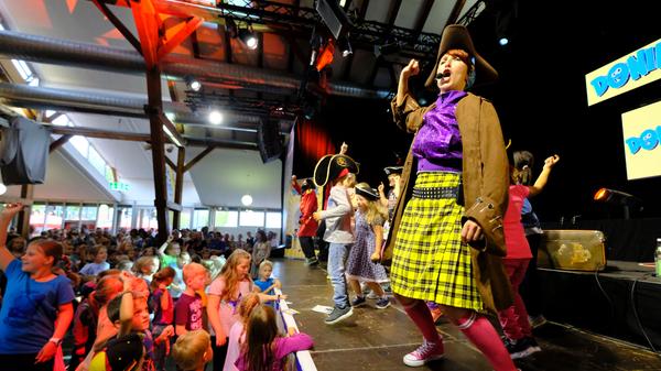 Der Kinderlieder-Macher Donikkl hat die Kleine Jurahalle am Montagnachmittag in eine Mitmach-Disko verwandelt. Seine jungen Fans hatten einen eigenen Bereich vor der Bühne, in dem Eltern tabu waren.
