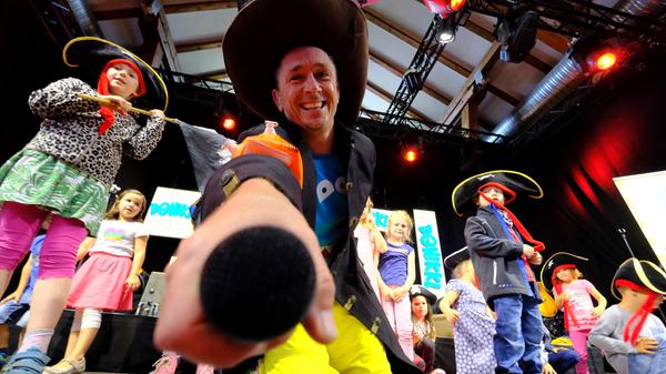 Der Kinderlieder-Macher Donikkl hat die Kleine Jurahalle am Montagnachmittag in eine Mitmach-Disko verwandelt. Seine jungen Fans hatten einen eigenen Bereich vor der Bühne, in dem Eltern tabu waren.
