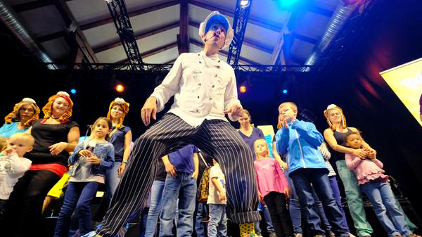 Der Kinderlieder-Macher Donikkl hat die Kleine Jurahalle am Montagnachmittag in eine Mitmach-Disko verwandelt. Seine jungen Fans hatten einen eigenen Bereich vor der Bühne, in dem Eltern tabu waren.