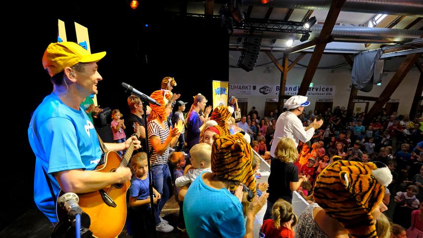Der Kinderlieder-Macher Donikkl hat die Kleine Jurahalle am Montagnachmittag in eine Mitmach-Disko verwandelt. Seine jungen Fans hatten einen eigenen Bereich vor der Bühne, in dem Eltern tabu waren.