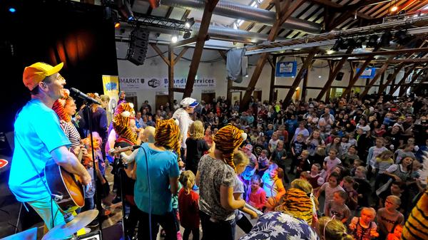 Der Kinderlieder-Macher Donikkl hat die Kleine Jurahalle am Montagnachmittag in eine Mitmach-Disko verwandelt. Seine jungen Fans hatten einen eigenen Bereich vor der Bühne, in dem Eltern tabu waren.