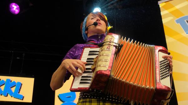 Der Kinderlieder-Macher Donikkl hat die Kleine Jurahalle am Montagnachmittag in eine Mitmach-Disko verwandelt. Seine jungen Fans hatten einen eigenen Bereich vor der Bühne, in dem Eltern tabu waren.