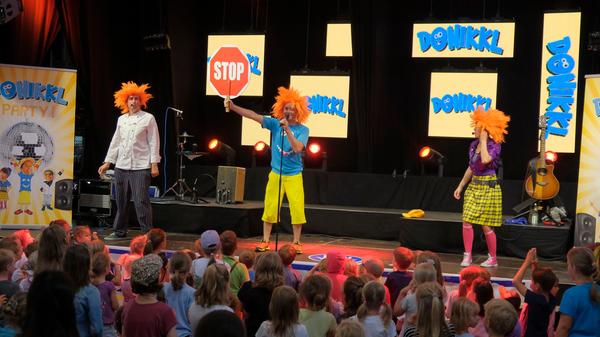 Der Kinderlieder-Macher Donikkl hat die Kleine Jurahalle am Montagnachmittag in eine Mitmach-Disko verwandelt. Seine jungen Fans hatten einen eigenen Bereich vor der Bühne, in dem Eltern tabu waren.
