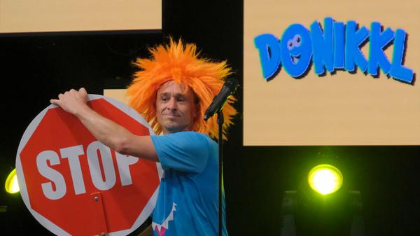 Der Kinderlieder-Macher Donikkl hat die Kleine Jurahalle am Montagnachmittag in eine Mitmach-Disko verwandelt. Seine jungen Fans hatten einen eigenen Bereich vor der Bühne, in dem Eltern tabu waren.