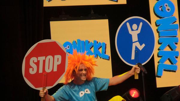 Der Kinderlieder-Macher Donikkl hat die Kleine Jurahalle am Montagnachmittag in eine Mitmach-Disko verwandelt. Seine jungen Fans hatten einen eigenen Bereich vor der Bühne, in dem Eltern tabu waren.
