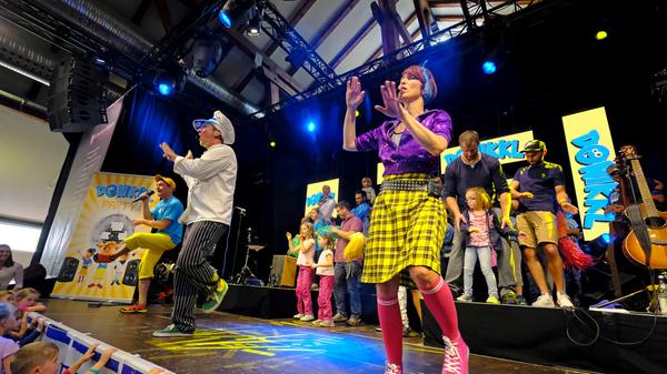 Der Kinderlieder-Macher Donikkl hat die Kleine Jurahalle am Montagnachmittag in eine Mitmach-Disko verwandelt. Seine jungen Fans hatten einen eigenen Bereich vor der Bühne, in dem Eltern tabu waren.