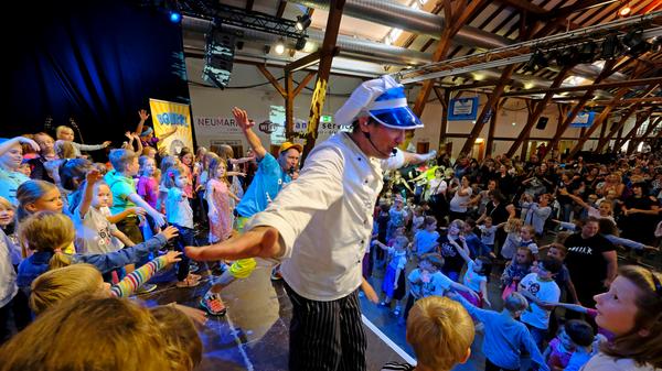 Der Kinderlieder-Macher Donikkl hat die Kleine Jurahalle am Montagnachmittag in eine Mitmach-Disko verwandelt. Seine jungen Fans hatten einen eigenen Bereich vor der Bühne, in dem Eltern tabu waren.