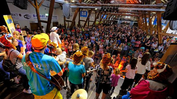 Der Kinderlieder-Macher Donikkl hat die Kleine Jurahalle am Montagnachmittag in eine Mitmach-Disko verwandelt. Seine jungen Fans hatten einen eigenen Bereich vor der Bühne, in dem Eltern tabu waren.
