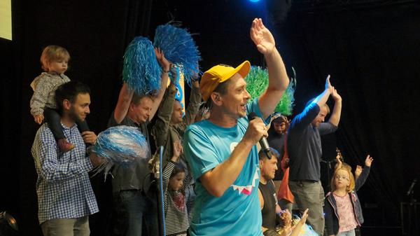 Der Kinderlieder-Macher Donikkl hat die Kleine Jurahalle am Montagnachmittag in eine Mitmach-Disko verwandelt. Seine jungen Fans hatten einen eigenen Bereich vor der Bühne, in dem Eltern tabu waren.