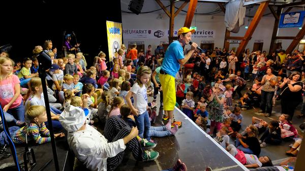 Der Kinderlieder-Macher Donikkl hat die Kleine Jurahalle am Montagnachmittag in eine Mitmach-Disko verwandelt. Seine jungen Fans hatten einen eigenen Bereich vor der Bühne, in dem Eltern tabu waren.