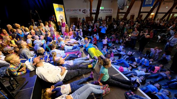 Der Kinderlieder-Macher Donikkl hat die Kleine Jurahalle am Montagnachmittag in eine Mitmach-Disko verwandelt. Seine jungen Fans hatten einen eigenen Bereich vor der Bühne, in dem Eltern tabu waren.