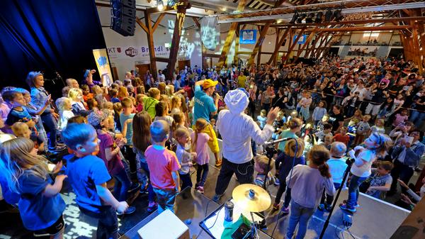 Der Kinderlieder-Macher Donikkl hat die Kleine Jurahalle am Montagnachmittag in eine Mitmach-Disko verwandelt. Seine jungen Fans hatten einen eigenen Bereich vor der Bühne, in dem Eltern tabu waren.