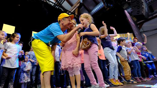 Der Kinderlieder-Macher Donikkl hat die Kleine Jurahalle am Montagnachmittag in eine Mitmach-Disko verwandelt. Seine jungen Fans hatten einen eigenen Bereich vor der Bühne, in dem Eltern tabu waren.