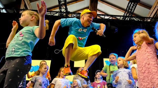 Der Kinderlieder-Macher Donikkl hat die Kleine Jurahalle am Montagnachmittag in eine Mitmach-Disko verwandelt. Seine jungen Fans hatten einen eigenen Bereich vor der Bühne, in dem Eltern tabu waren.