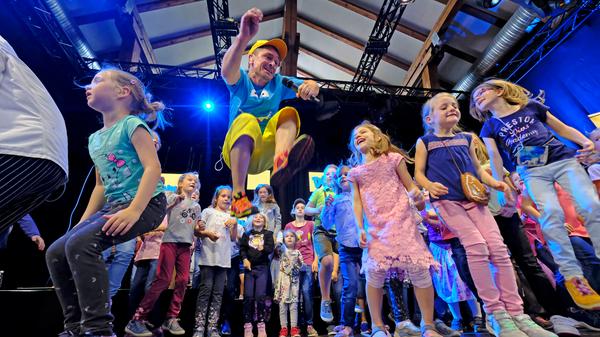 Der Kinderlieder-Macher Donikkl hat die Kleine Jurahalle am Montagnachmittag in eine Mitmach-Disko verwandelt. Seine jungen Fans hatten einen eigenen Bereich vor der Bühne, in dem Eltern tabu waren.
