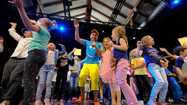 Der Kinderlieder-Macher Donikkl hat die Kleine Jurahalle am Montagnachmittag in eine Mitmach-Disko verwandelt. Seine jungen Fans hatten einen eigenen Bereich vor der Bühne, in dem Eltern tabu waren.