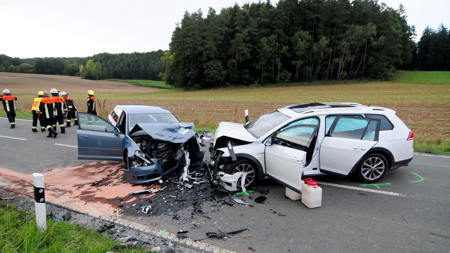 Ein tragisches Bild bot sich am Montag auf der Staatsstraße 2163: Ein 80-Jähriger war zuvor mit seinem Auto in den Gegenverkehr geraten und dort mit einem VW kollidiert.