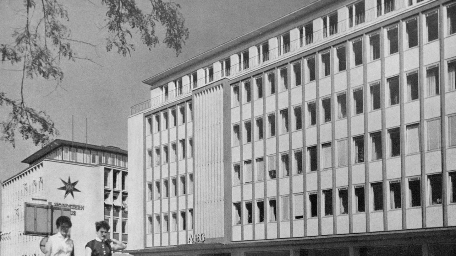 Welch Zeitzeugnis! Mode, Autodesign und Baukultur der 1950er Jahre – hier das Nordstern- und das AEG-Haus am Marientorgraben (von links) – auf einem Bild vereint.