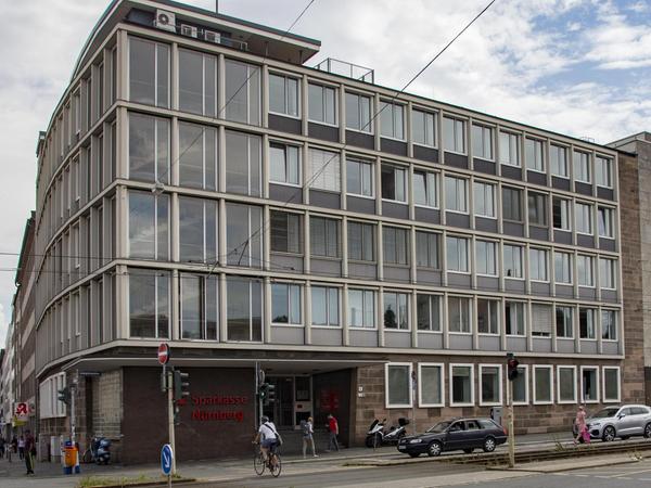 Leicht modernisiert steht das Gebäude noch heute an seinem Platz an der Ecke Königstorgraben/Marienstraße. Mit der neuen Hausherrin hat sich auch die Außenwerbung geändert.