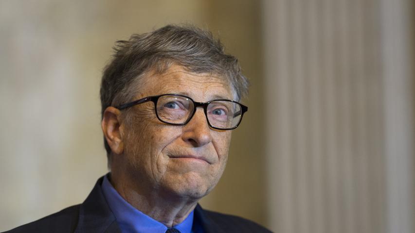 Der Unternehmer Bill Gates zählt sein Geld mit links.