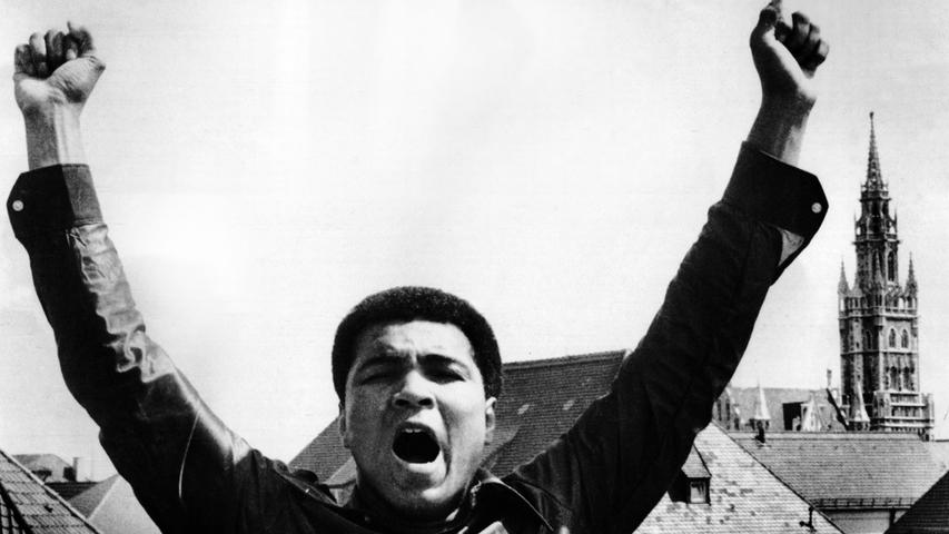 Auch der Boxer Muhammad Ali war Linkshänder. Auf dem Dachgarten des Bayerischen Hofes am 18. Mai 1976 streckt er allerdings beide Hände in die Luft.
