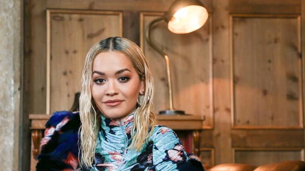 Die britische Sängerin und Schauspielerin Rita Ora arbeitete als Botschafterin bei Adidas und brachte auch neue Kollektionen auf den Markt. Seit neuestem ist sie Markenbotschafterin bei Deichmann.