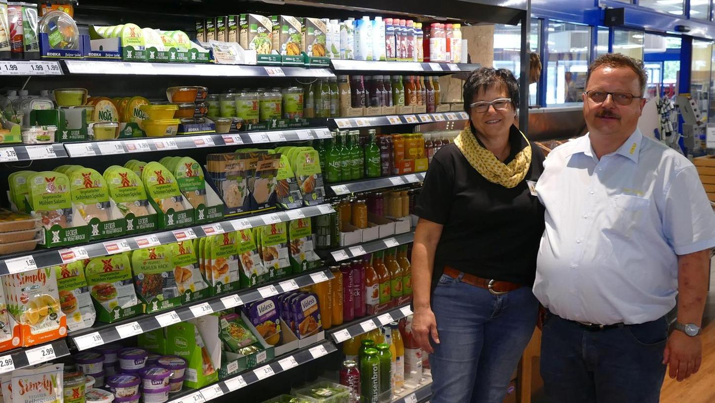 Direkt am Eingang des Marktes wird deutlich: Günter und Brigitte Höfler legen Wert auf eine große Auswahl - auch an vegetarischen und veganen Produkten.