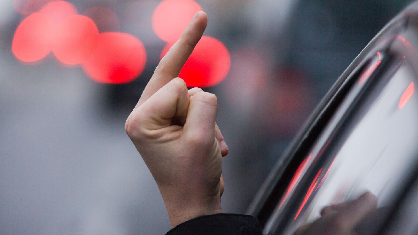 Ein 64-Jähriger zeigte Polizeibeamten den Mittelfinger.
Ein 64-Jähriger zeigte Polizeibeamten den Mittelfinger.