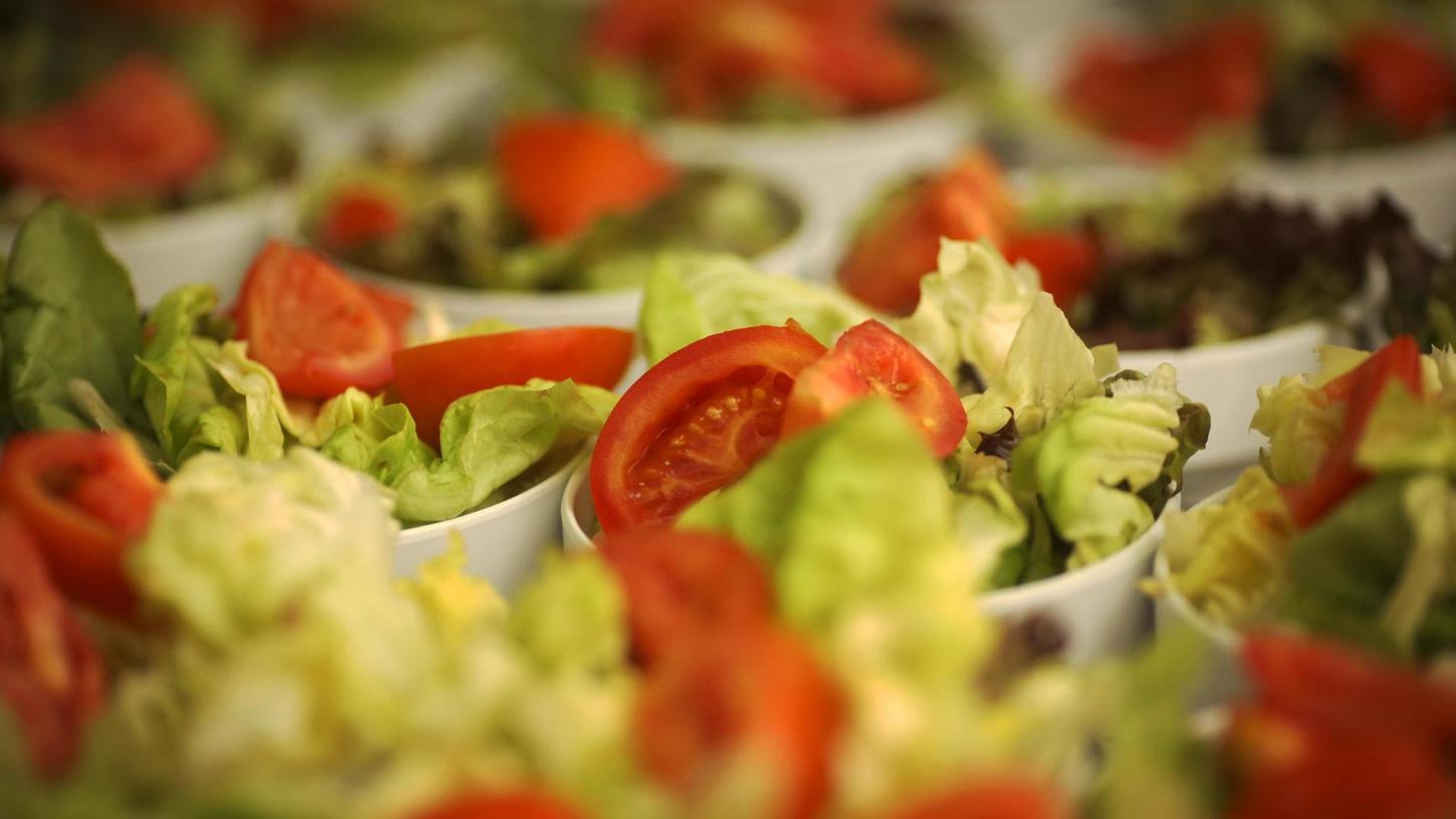 Mehr Salat und Gemüse statt Fleisch soll in Zukunft auf den Speiseplänen der Studenten stehen.