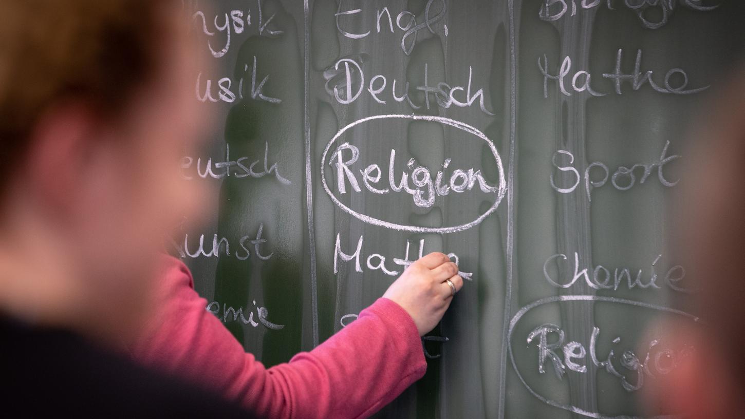 Immer weniger Schüler in Bayern nehmen an dem klassischen Religionsunterricht teil.