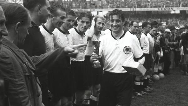 1954 spielte die deutsche Nationalmannschaft bei der Weltmeisterschaft erstmals in Schuhen mit Schraubstollen - von Adidas. Der Titelgewinn nach dem legendären 3:2 gegen Ungarn brachte dem Unternehmen den Durchbruch.