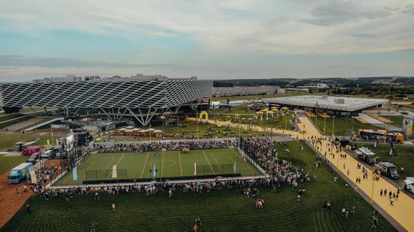 Seinen Hauptsitz namens "World of Sports" hat Adidas im mittelfränkischen Herzogenaurach. Die 5600 Angestellten arbeiten in verschiedenen, erst kürzlich errichteten Prachtbauten auf dem Campusgelände. Unter anderem dem "Pitch", der "Arena" und der "Halftime". Eine Milliarde Euro hat Adidas in das Gelände seit den 90er Jahren in den Campus investiert, davon 350 Millionen Euro alleine in die "Arena" und "Halftime".