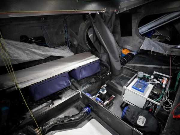 Wenig Komfort: Ein Blick unter Deck mit einer Schlafkoje auf der linken Seite auf der emissionsfreie Rennjacht "Malizia".