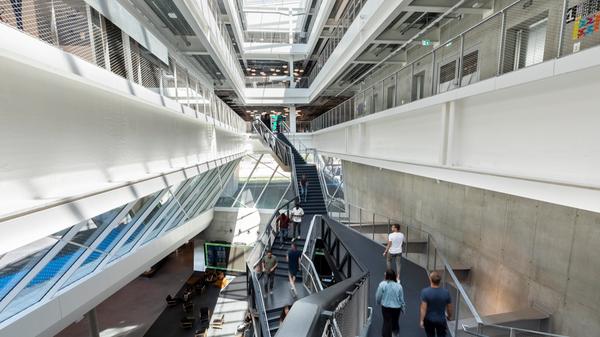 Die Treppe, die den Eingangsbereich der "Arena" bestimmt, hat 136 Stufen. Wer sie jeden Arbeitstag einmal erklimmt und wieder hinab steigt, verbrennt so viel Energie wie bei einem Marathon - Jahr für Jahr.