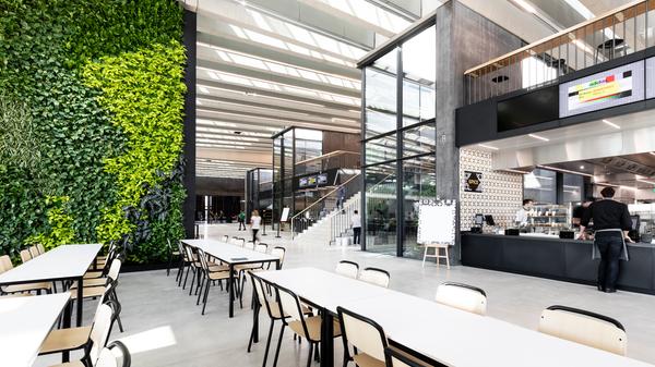 Das "Halftime" dient als Mitarbeiterrestaurant sowie als Zentrum für größere Besprechungen. Hier werden am Tag bis zu 2000 Mahlzeiten an fünf verschiedenen Essenstheken ausgegeben. Das Essen wird täglich frisch zubereitet. Berater für das Konzept war der ehemalige Koch der Deutschen Nationalmannschaft, Holger Stromberg. An das Restaurant ist eine eigene Bäckerei angeschlossen.