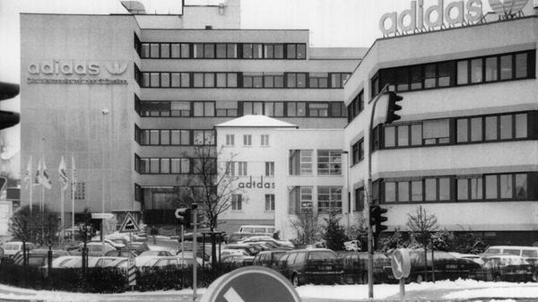 Im Jahr 1996 hatte der Vorstand darüber nachgedacht, den Standort des Hauptquartiers von Herzogenaurach weg zu verlegen. Im Jahr darauf fiel dann aber der Entschluss: Adidas sollte in Herzogenaurach bleiben – und der Bau der "World of Sports" auf dem ehemaligen Militärgelände "Herzo-Base" begann.