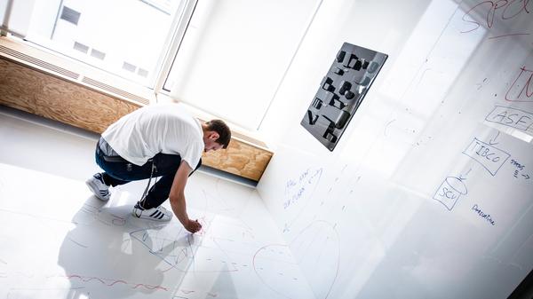 Der "Pitch" ist ein Glaspalast, der eigens für eine mehrjährige Testphase "offener Konzepte zur Arbeitswelt" errichtet wurde. Hier haben die Mitarbeiter keinen festen Schreibtisch und kein Einzelbüro mehr, sondern können wählen zwischen verschiedenen aufwendig eingerichteten Arbeitsbereichen zum konzentrierten Arbeiten, Entspannen oder für Meetings. So hofft Adidas die Produktivität seiner Angestellten zu steigern und den weltweiten Kampf um Talente für sich zu entscheiden.
