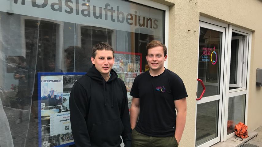 Dekan Philipp Flierl (links) und Moritz Malcher von der Evangelischen Jugend erzählen, was Jugendliche in Bad Windsheim so machen können.
