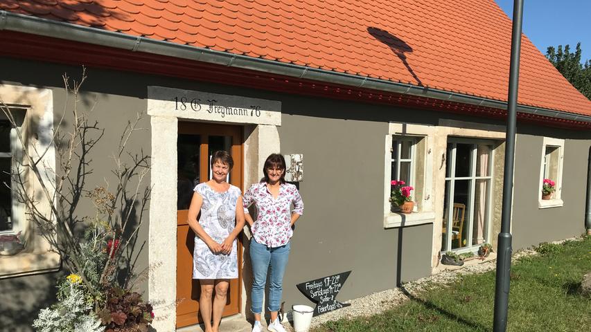 Die Schwestern Anette und Beate haben zusammen mir drei anderen Frauen in Ottenhofen das Dorfwirtshaus "Die Schmidd´n" gegründet.