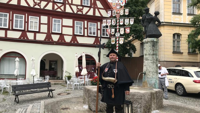 Nachtwächter Stiegler weiß nicht nur so ziemlich alles über die Stadtgeschichte Bad Windsheims. Er ist auch ein humorvoller Unterhalter.