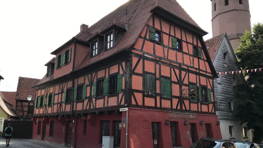 Für 150.000 Euro kann man dieses mächtige Fachwerkhaus erwerben, in dem im Mittelalter der Kerker der Stadt untergebracht war. Der Renovierungsaufwand ist sehr groß.