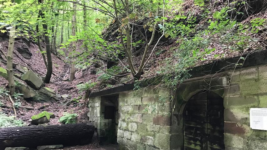 In den Kellern im Blasensandstein des Burgbernheimer Hangs sind noch die alten Keller zu sehen, in denen früher Kühleis gelagert wurde.