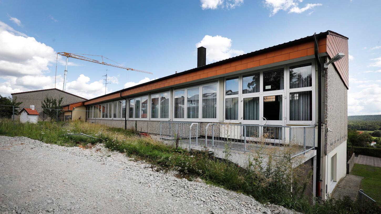 Die Hallerndorfer Grund- und Mittelschule muss aufwändig saniert werden: Schadstoffe wie Asbest wurden darin gefunden. Teilweise sind sie in den Beton eingedrungen.