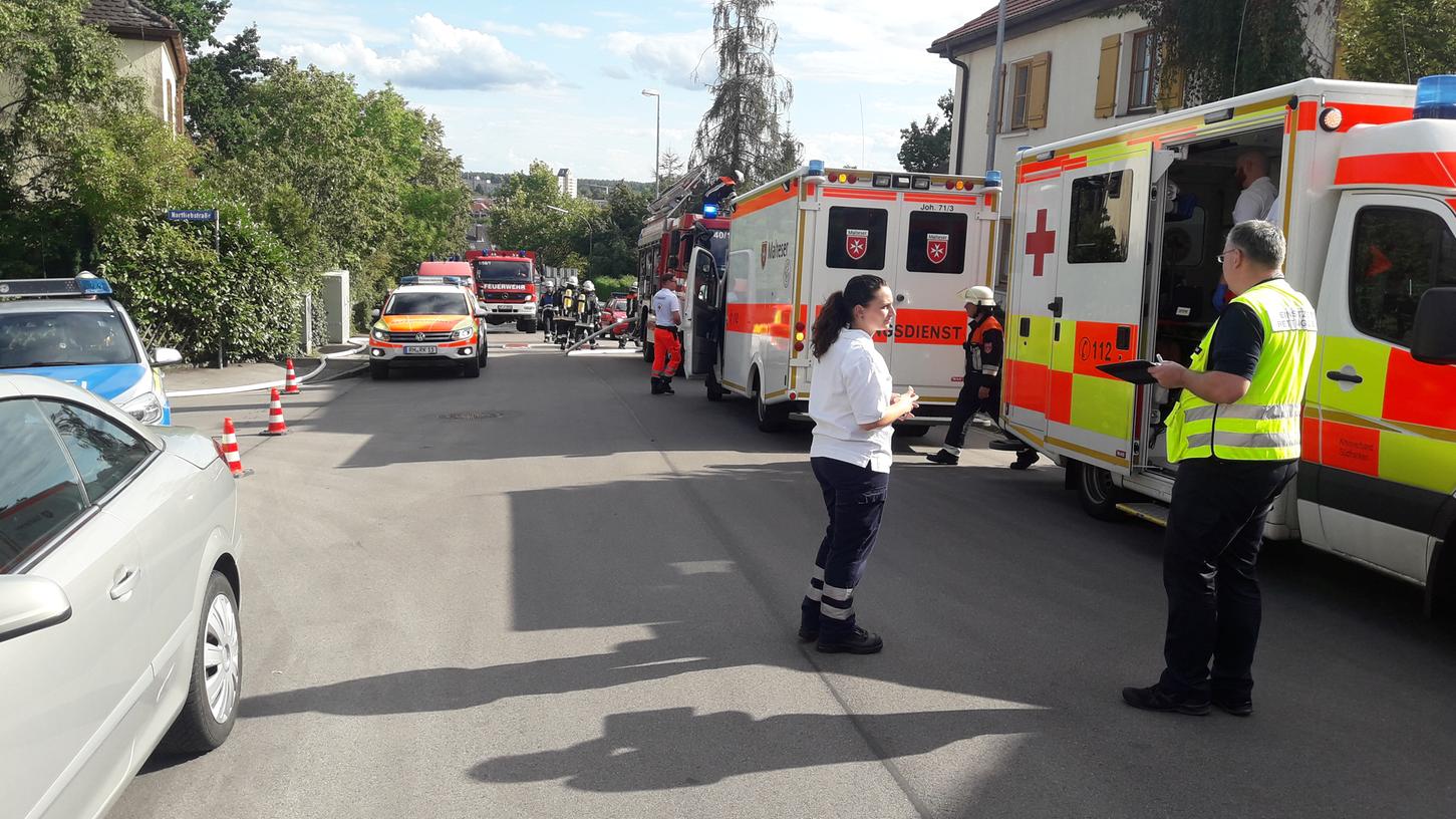 Dubiose Substanz verspritzt: Groß-Einsatz in Schwabach - Polizisten verletzt