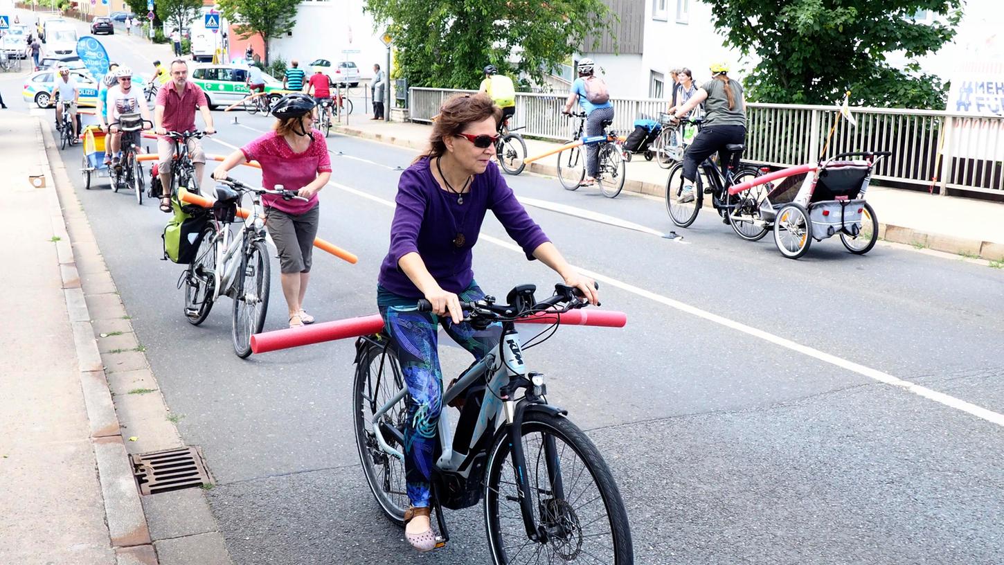 Erst im Sommer hatte der ADFC Forchheim für mehr Fahrradfreundlichkeit demonstiert. Die Schwimmnudeln zeigen, wie viel Sicherheitsabstand Radfahrer im öffentlichen Verkehrsraum brauchen. Nun offenbart die bayerische Verkehrsunfallstatistik, wie groß Gefahren für Radfahrer sind. Erst im Sommer hatte der ADFC Forchheim für mehr Fahrradfreundlichkeit demonstiert. Die Schwimmnudeln zeigen, wie viel Sicherheitsabstand Radfahrer im öffentlichen Verkehrsraum brauchen. Nun offenbart die bayerische Verkehrsunfallstatistik, wie groß Gefahren für Radfahrer sind.