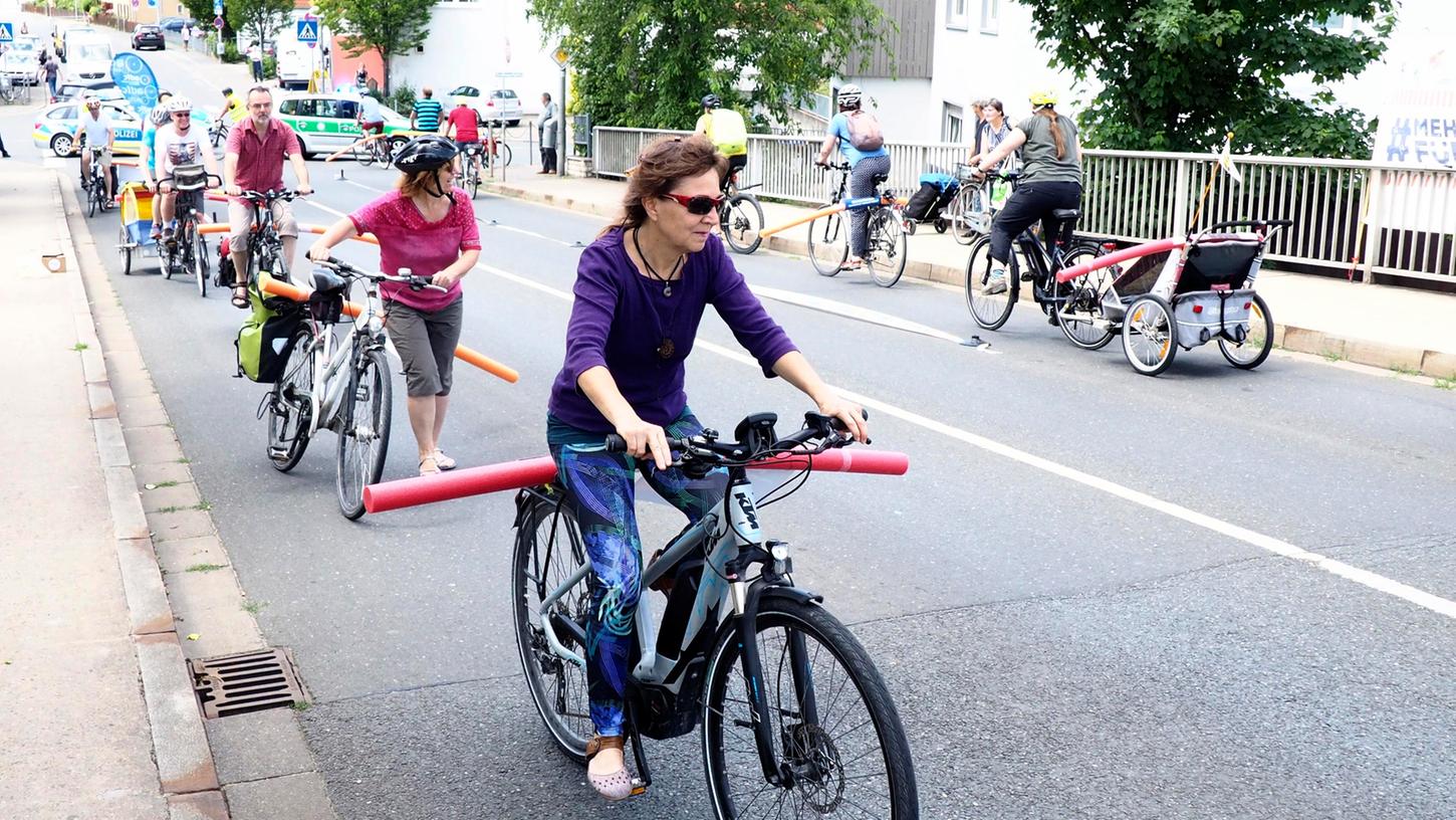 Erst im Sommer hatte der ADFC Forchheim für mehr Fahrradfreundlichkeit demonstiert. Die Schwimmnudeln zeigen, wie viel Sicherheitsabstand Radfahrer im öffentlichen Verkehrsraum brauchen. Nun offenbart die bayerische Verkehrsunfallstatistik, wie groß Gefahren für Radfahrer sind.