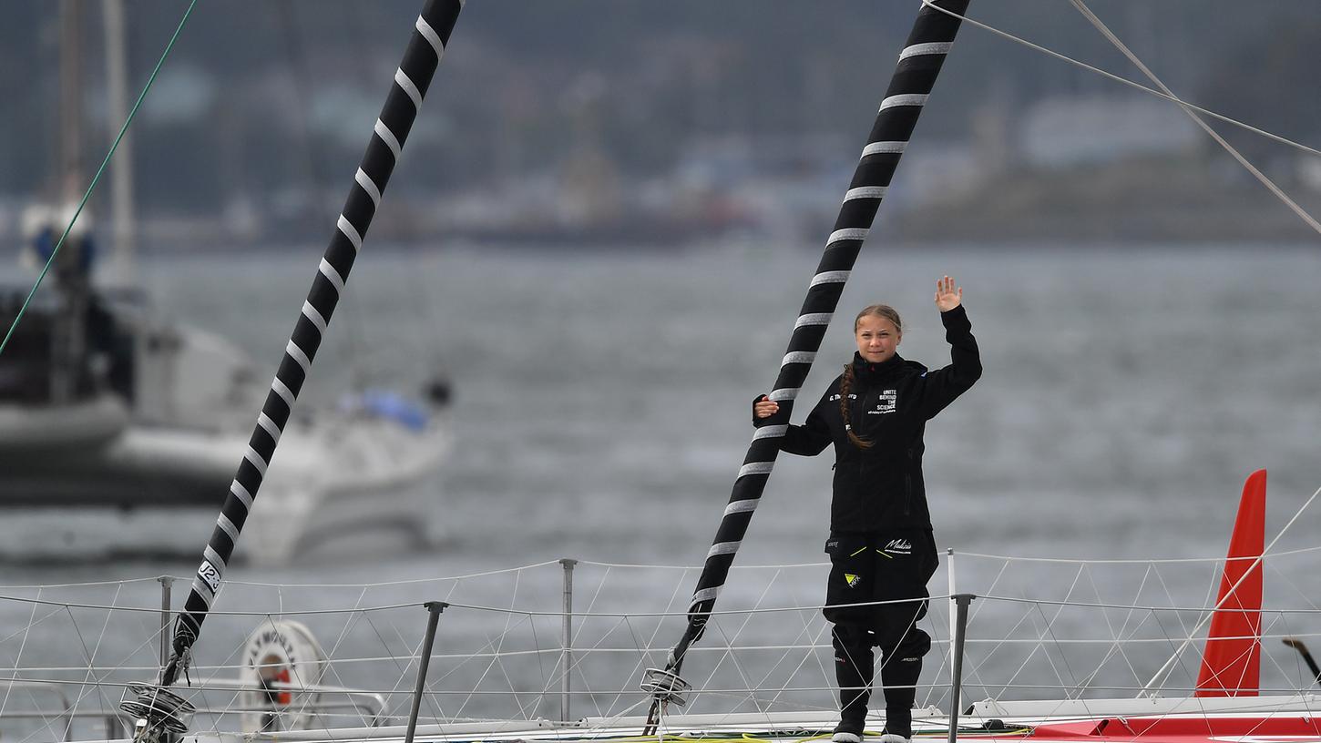 Winkt ein letztes Mal zum Abschied: Greta Thunberg ist in See gestochen.