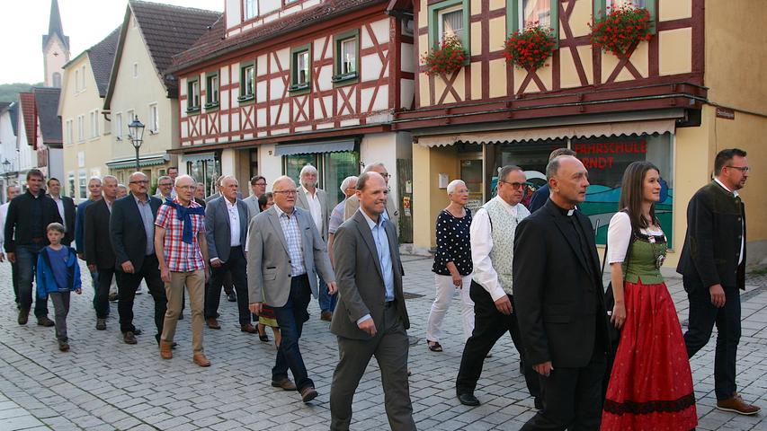 Bei der Eröffnung des 43. Ebermannstädter Altstadtfestes hatten Bürger und Politiker viel Spaß.
