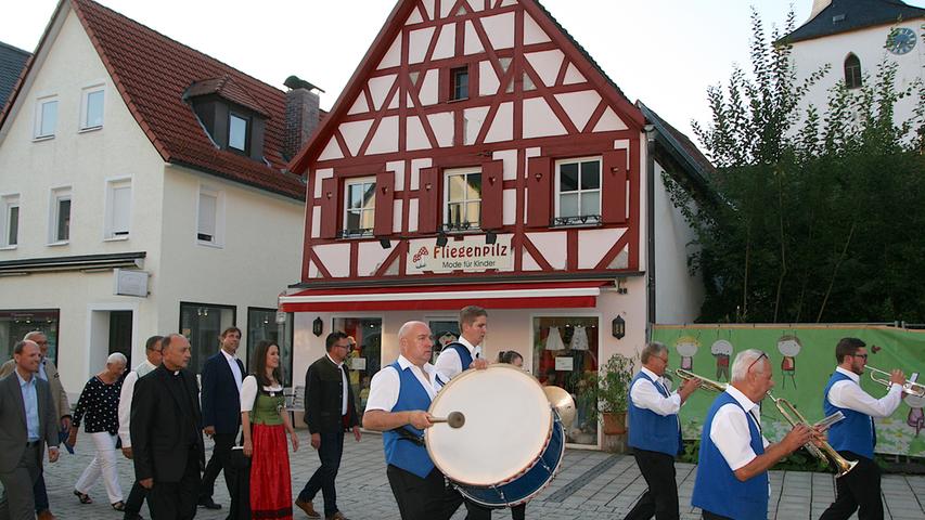 Bei der Eröffnung des 43. Ebermannstädter Altstadtfestes hatten Bürger und Politiker viel Spaß.