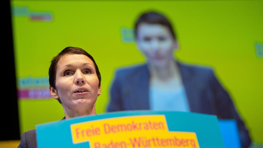 Mehr als jeder vierte Bundestagsabgeordnete stockt seine Diäten mit einem Nebenjob auf - unter anderem durch Vorträge und gut dotierte Vorstandsposten. Wir haben Spitzenverdiener in einer Bildergalerie zusammengefasst.    Auf dem zehnten Platz des Rankings steht die FDP-Politikerin Judith Skudelny (Nebeneinkünfte: Mindestens 430.000 Euro). Neben ihrer Diät als Bundestagsabgeordnete ist die Schwäbin aus dem Wahlkreis Stuttgart 1 noch als Rechtsanwältin tätig.